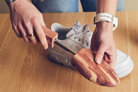 removing wrinkled shoes from shoes.